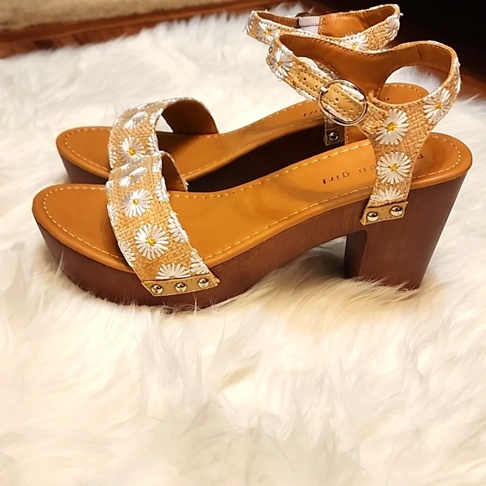 Women's Sandals - Picture 4 of 8